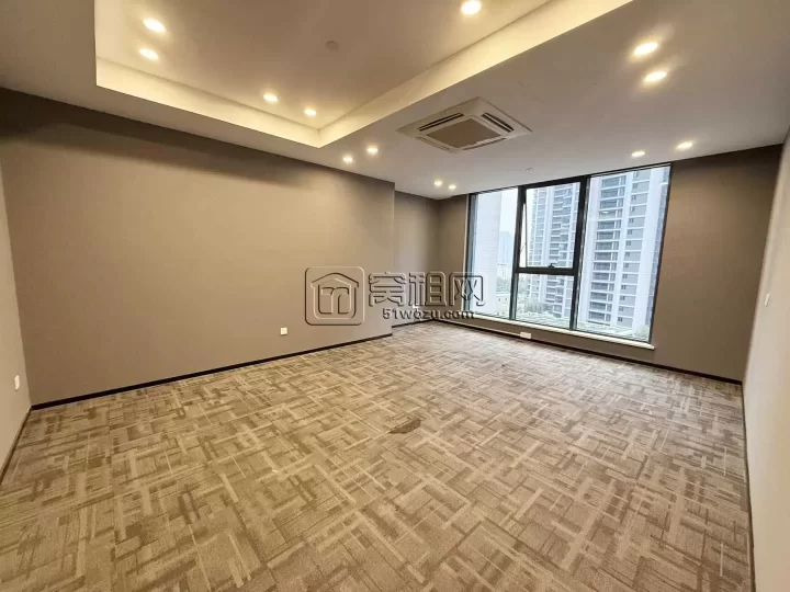 和荣大厦1382方出租，年租金803100元一年，朝南电梯口，有多个隔间和大通间办公区，每个区域有独立空调。