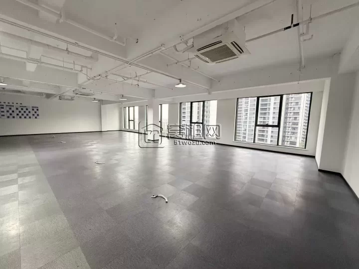 和荣大厦1382方出租，年租金803100元一年，朝南电梯口，有多个隔间和大通间办公区，每个区域有独立空调。