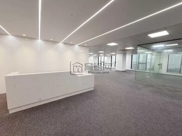 和荣大厦605方出租，单价1.65元/平方/天，东南朝向有3个隔间和一个大通间办公区