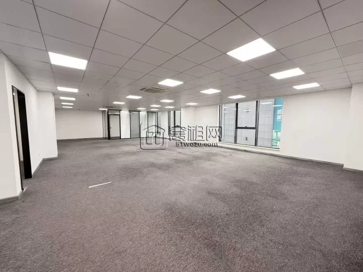和荣大厦605方出租，单价1.65元/平方/天，东南朝向有3个隔间和一个大通间办公区