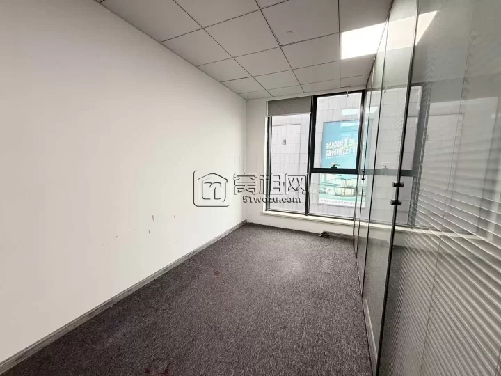 和荣大厦605方出租，单价1.65元/平方/天，东南朝向有3个隔间和一个大通间办公区