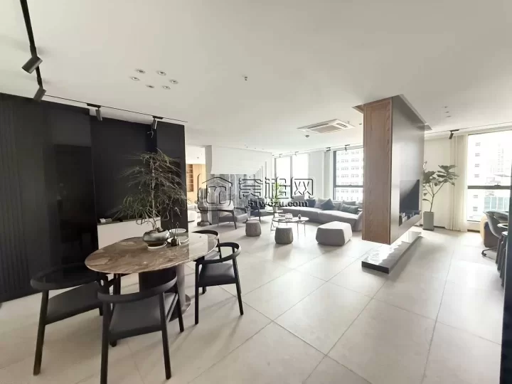 和荣大厦329方出租，单价1.5元/平方/天，户型方正、采光通透，原为全屋定制公司。