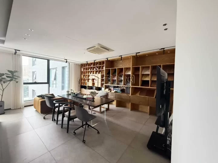 和荣大厦329方出租，单价1.5元/平方/天，户型方正、采光通透，原为全屋定制公司。