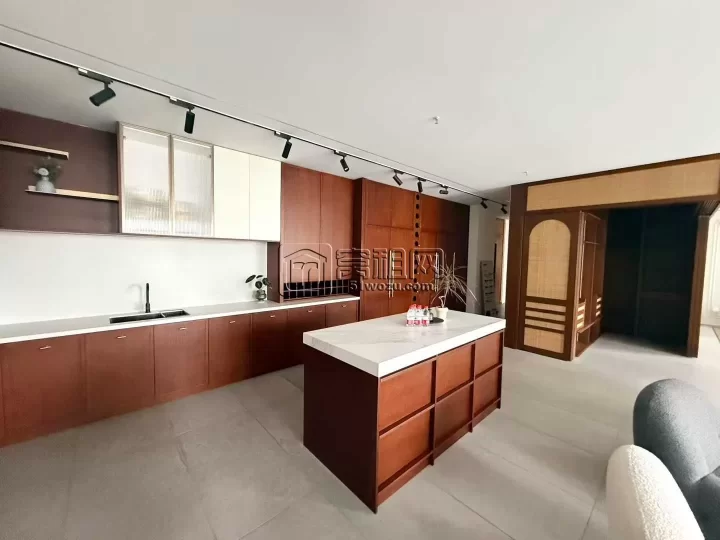 和荣大厦329方出租，单价1.5元/平方/天，户型方正、采光通透，原为全屋定制公司。