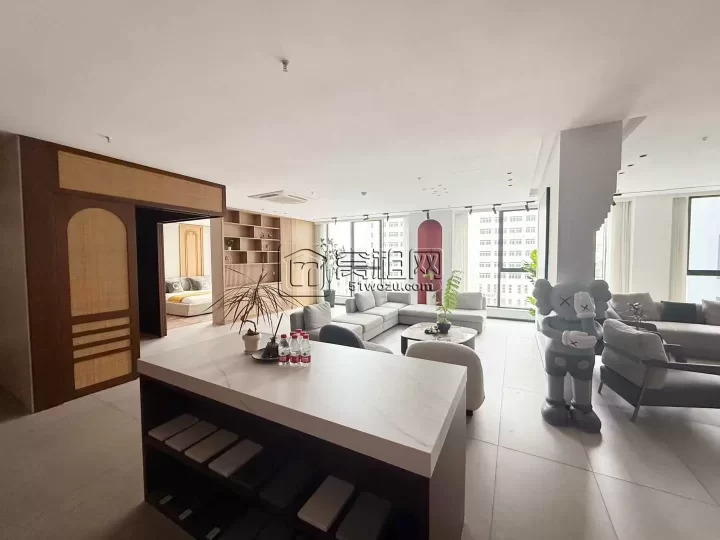 和荣大厦329方出租，单价1.5元/平方/天，户型方正、采光通透，原为全屋定制公司。