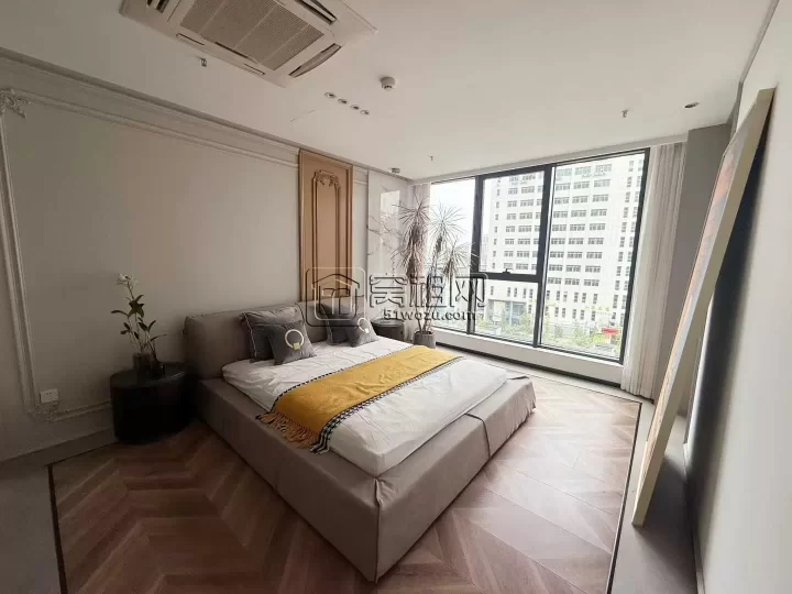 和荣大厦329方出租，单价1.5元/平方/天，户型方正、采光通透，原为全屋定制公司。