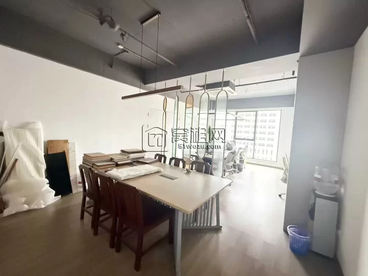 和荣大厦329方出租，单价1.5元/平方/天，户型方正、采光通透，原为全屋定制公司。