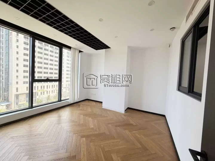 和荣大厦585方，单价1.53元/平方/天，有4-5个单独隔间和大通间办公区。