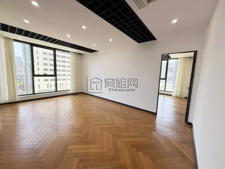 和荣大厦585方，单价1.53元/平方/天，有4-5个单独隔间和大通间办公区。