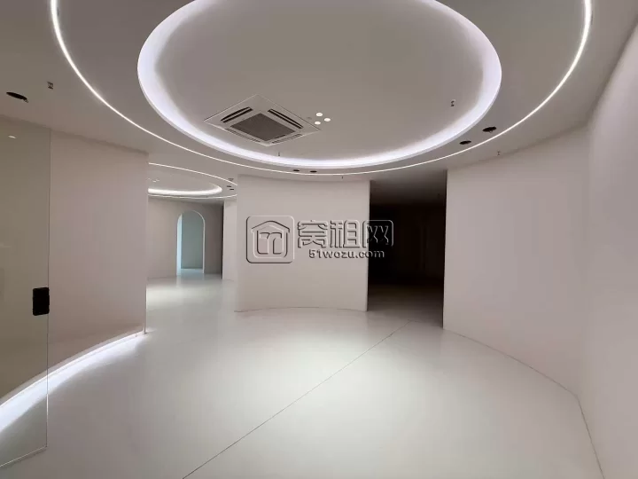和荣大厦奶油风393方，年租金217000元，原为婚纱工作室。