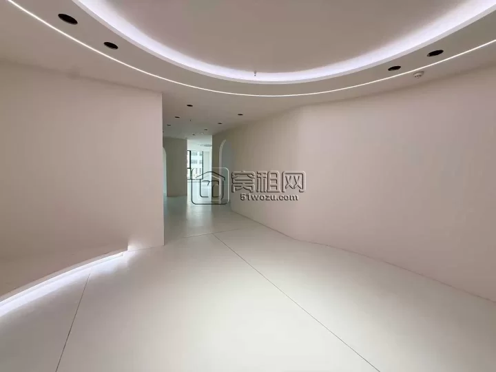 和荣大厦奶油风393方，年租金217000元，原为婚纱工作室。