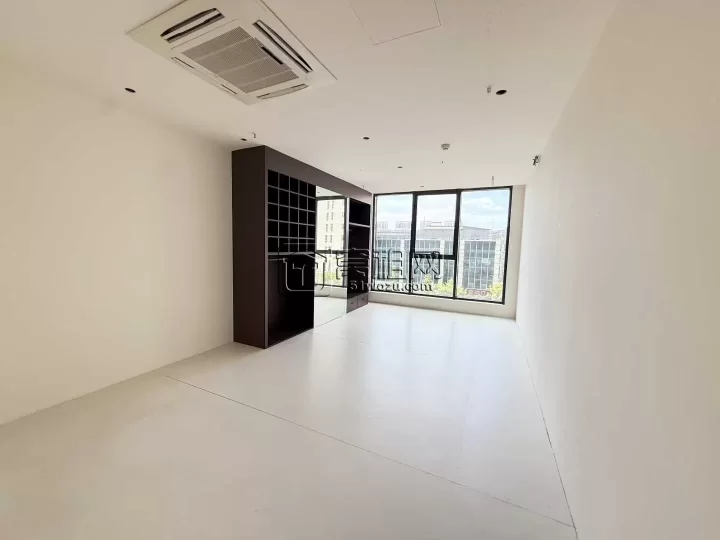 和荣大厦奶油风393方，年租金217000元，原为婚纱工作室。