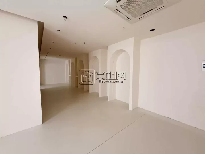 和荣大厦奶油风393方，年租金217000元，原为婚纱工作室。