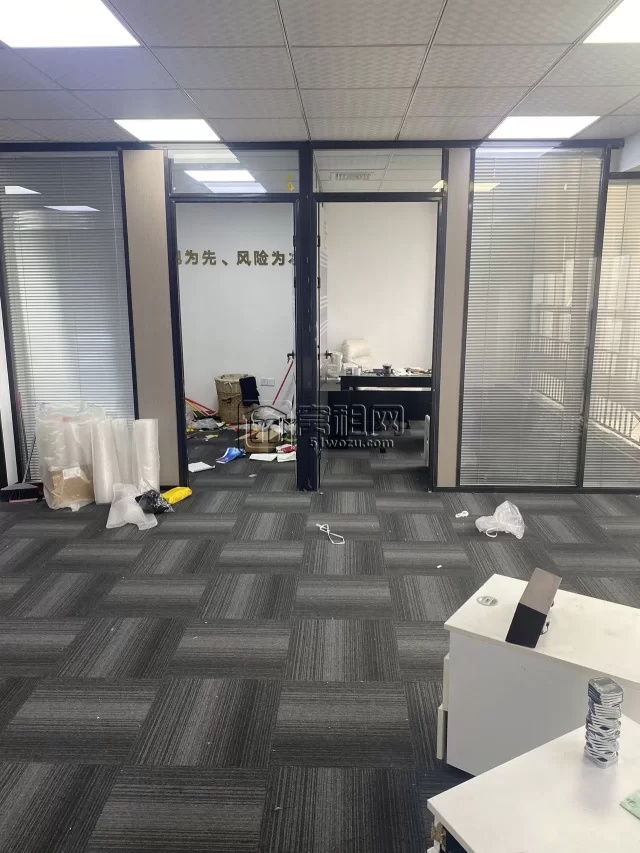 宁波海曙区LV店对面写字楼180平米精装修出租
