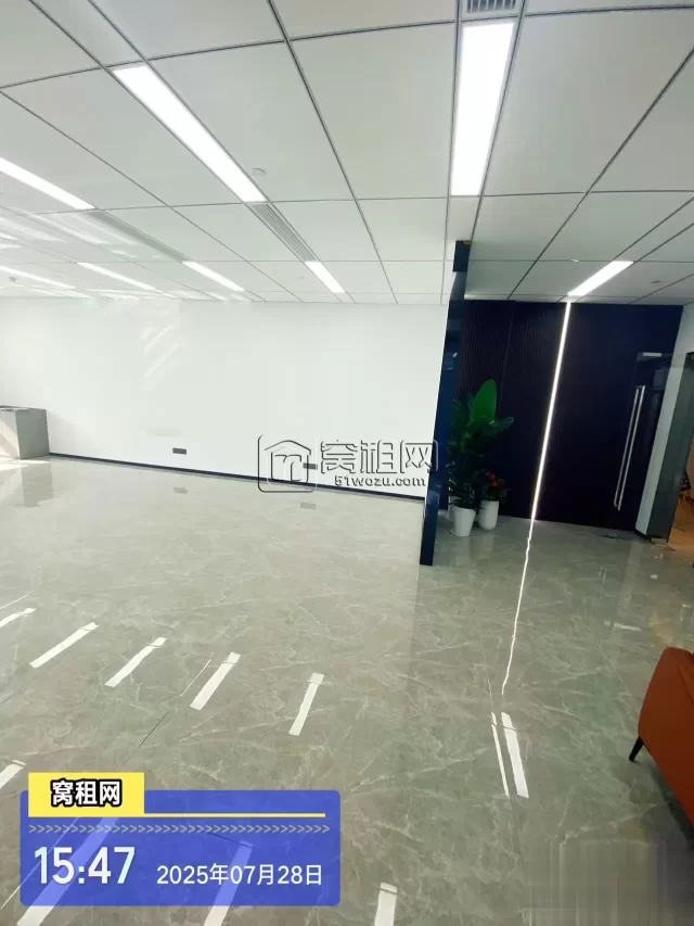 南部商务区铁建大厦270平米全新办公室出租西南朝向15500元一个月