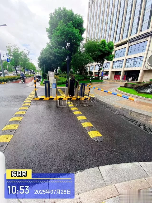 东部南苑环球酒店商务楼停车包月收费多少？