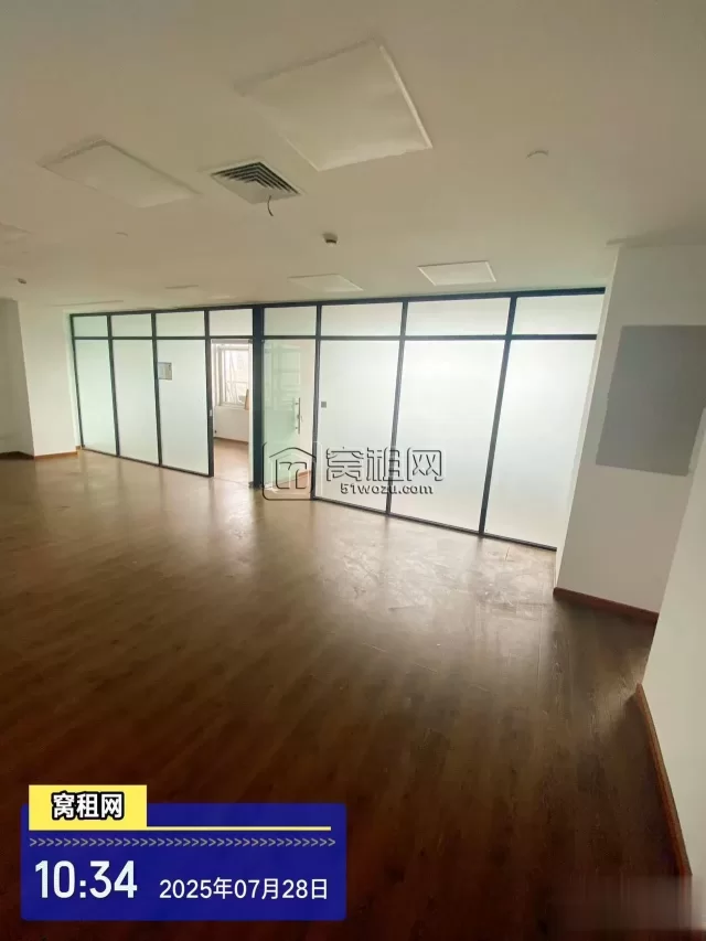 宁波招商银行隔壁鄞州跨境电商园聚集区120平米办公室出租单价1.2元/平米/天