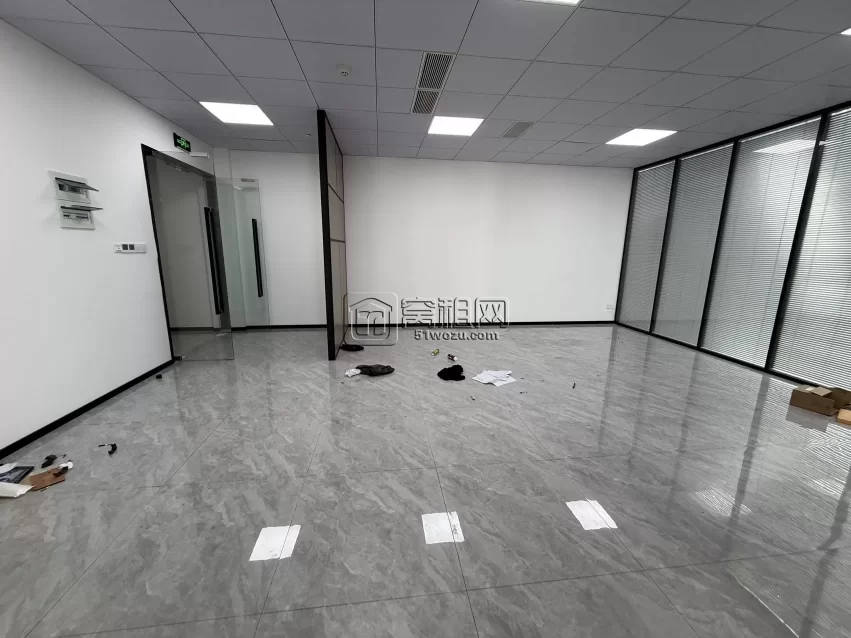 宁波智慧园160平写字楼东南朝向，3个隔间，租金8200一个月，不含税