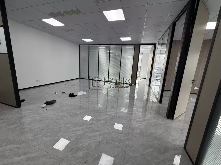 宁波智慧园160平写字楼东南朝向，3个隔间，租金8200一个月，不含税