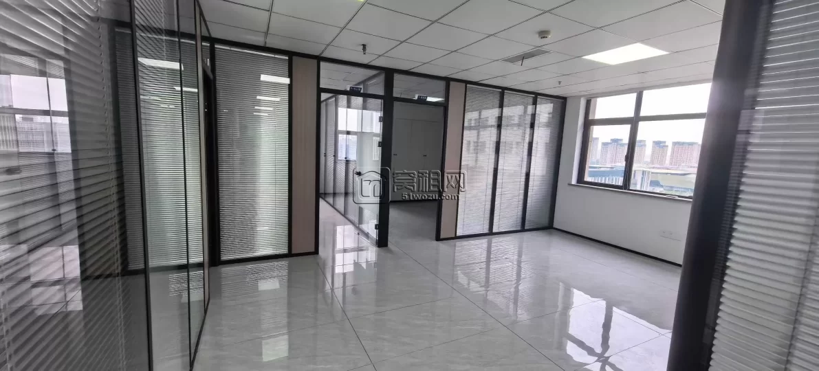 东部新城 新府银座 238平 精装6隔间 隔间可调整