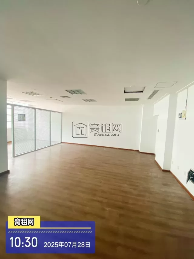 东部新城鄞州鄞州跨境电商聚集区精装修办公室292平米朝南出租1.2元/平米/天