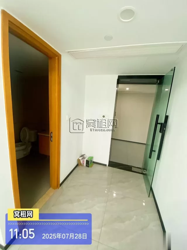 东部新城高端写字楼面积77.87平米出租，室内有上下水源，还有室内厕所卫生间