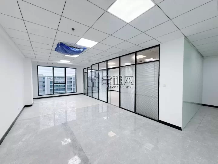 和荣大厦133方，单价1.78，朝南办公室视野开阔户型方正，有一个隔间和大通间办公区。