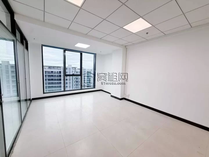 和荣大厦133方，单价1.78，朝南办公室视野开阔户型方正，有一个隔间和大通间办公区。