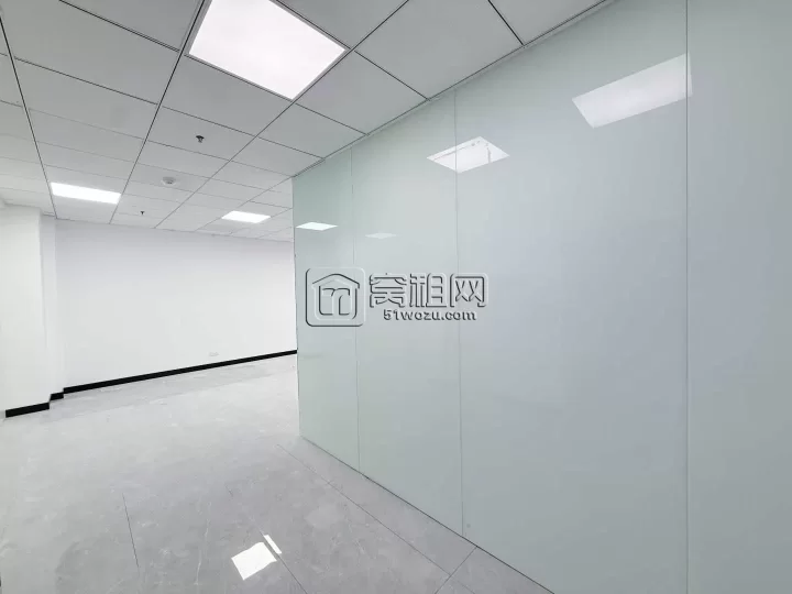 和荣大厦133方，单价1.78，朝南办公室视野开阔户型方正，有一个隔间和大通间办公区。
