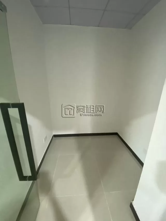 鄞州区会展中心大厦对面世纪金贸大厦小面积办公室出租700元一个月