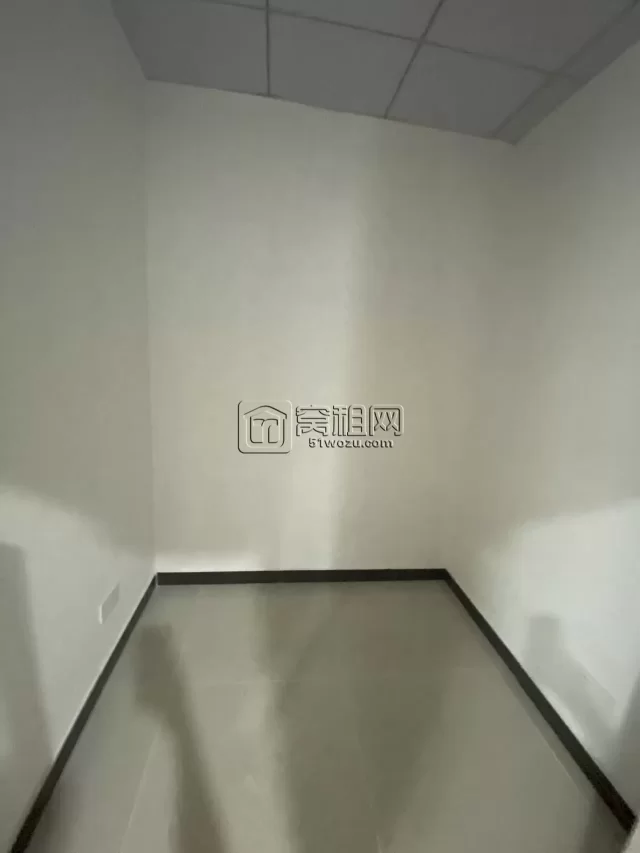 鄞州区会展中心大厦对面世纪金贸大厦小面积办公室出租700元一个月
