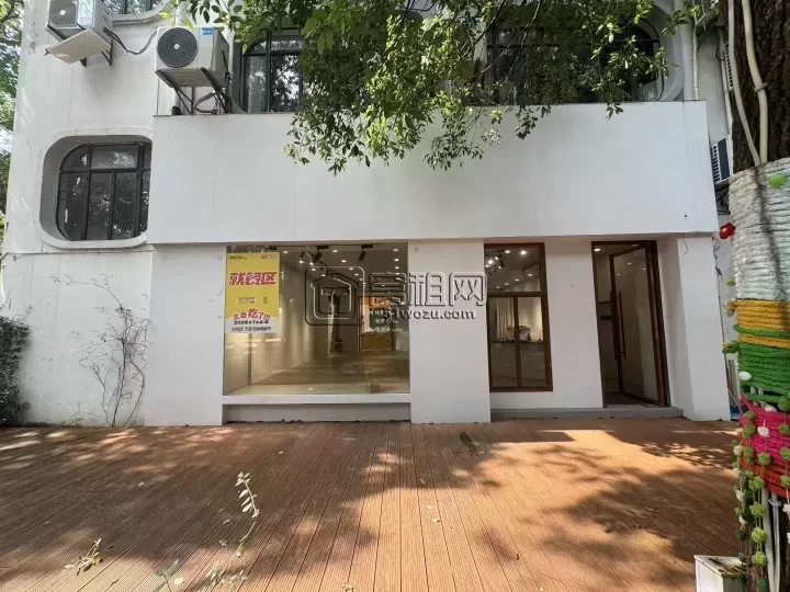 集合广场 自带网红属性 面积106.93平，双门头 赠送超大平台小平台
