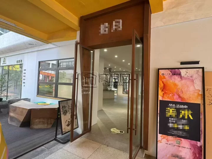 集合广场 自带网红属性 面积106.93平，双门头 赠送超大平台小平台