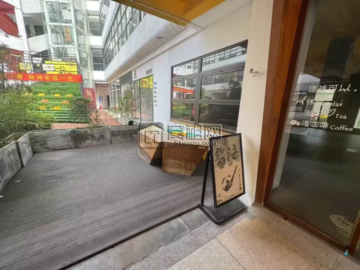 集合广场 自带网红属性 面积106.93平，双门头 赠送超大平台小平台