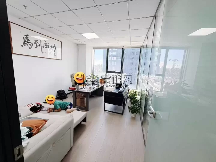 和荣大厦最新房源，面积138方，单价1.54元，有两个隔间和一个大通间办公区，拎包办公