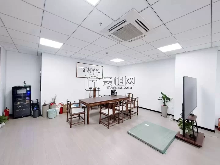 和荣大厦最新房源，面积138方，单价1.54元，有两个隔间和一个大通间办公区，拎包办公