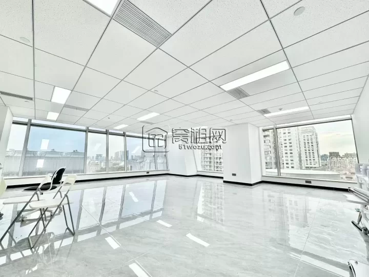 南苑环球酒店办公室西北朝向，电梯口位置204平，定制隔间，可接水源