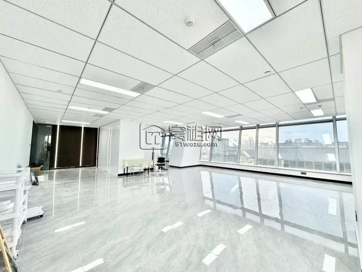 南苑环球酒店办公室西北朝向，电梯口位置204平，定制隔间，可接水源