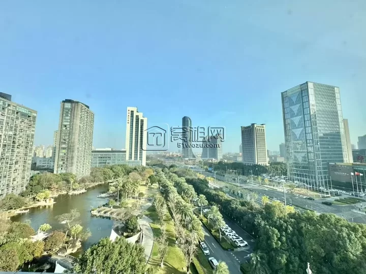 南苑环球酒店办公室西北朝向，电梯口位置204平，定制隔间，可接水源