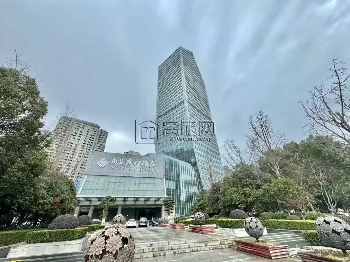 南苑环球酒店办公室西北朝向，电梯口位置204平，定制隔间，可接水源