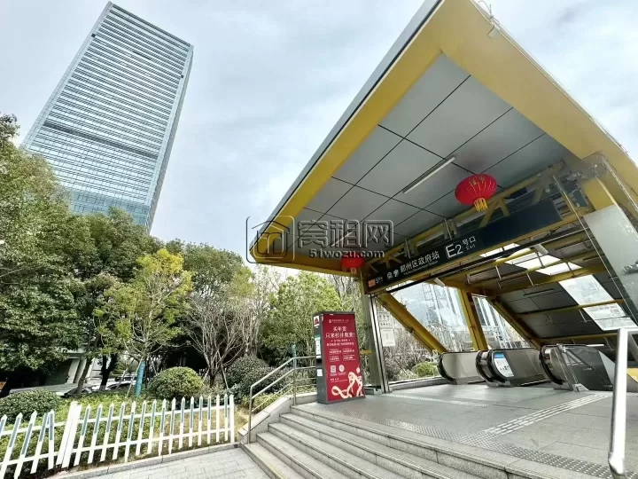 南苑环球酒店办公室西北朝向，电梯口位置204平，定制隔间，可接水源