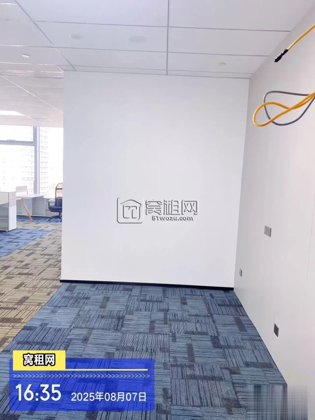 宁波新世界宁云中心大厦出租558平米带办公桌椅出租单价2.5元/平米/天