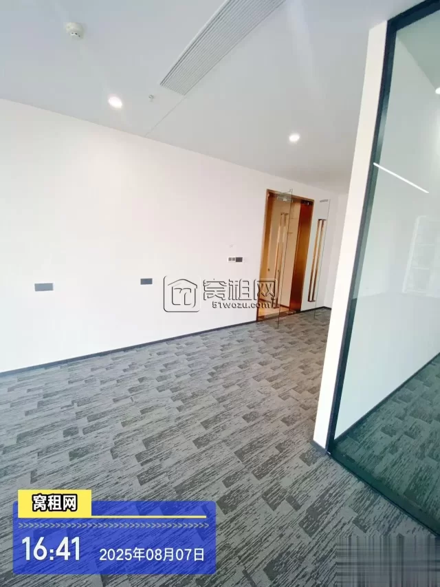 宁波香格里拉酒店隔壁写字楼新世界宁云中心215平米精装修办公出租