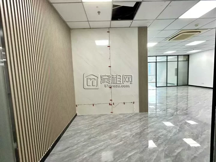 南部商务区红巨大厦隔壁侨商大厦朝南155平 电梯口位置  精装修 地砖 两个隔间