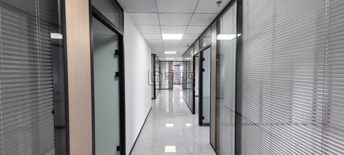 东部新城 新府银座 225平写字楼出租 6隔间