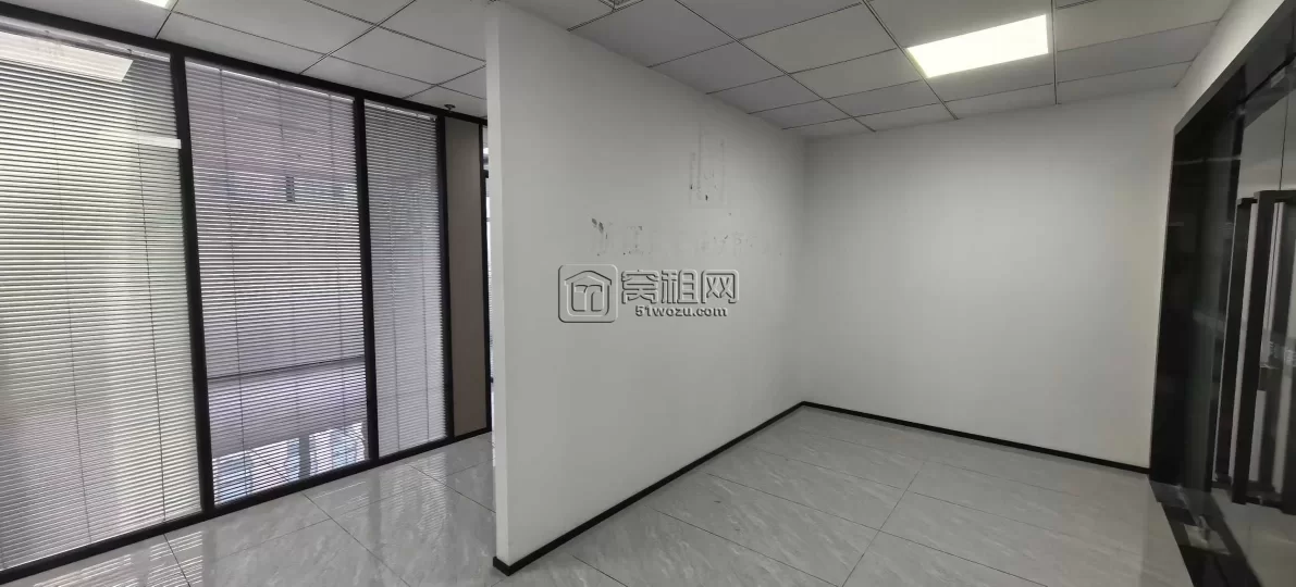 东部新城 新府银座 225平写字楼出租 6隔间