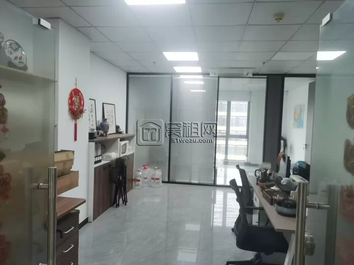 世纪东方广场附近七里新都写字楼68.5平正朝南精装，一个隔间，24小时独立空调，随时可看房，月租4300元！