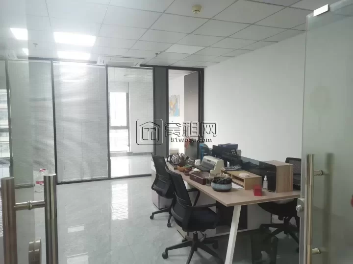 世纪东方广场附近七里新都写字楼68.5平正朝南精装，一个隔间，24小时独立空调，随时可看房，月租4300元！