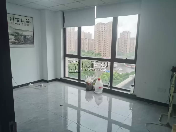 世纪东方广场附近七里新都写字楼68.5平正朝南精装，一个隔间，24小时独立空调，随时可看房，月租4300元！