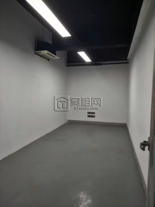 江北前洋孵化器285平朝南办公室出租75000元/年